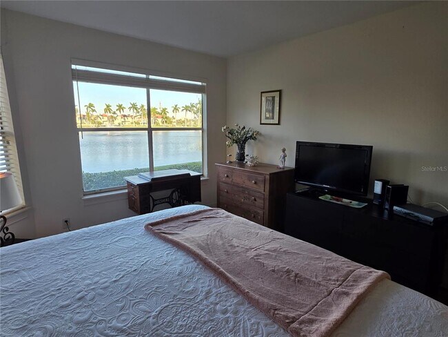 Building Photo - 6100 Bahia Del Mar Cir N