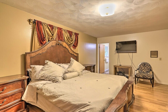 Building Photo - 1960 Pinelawn Dr