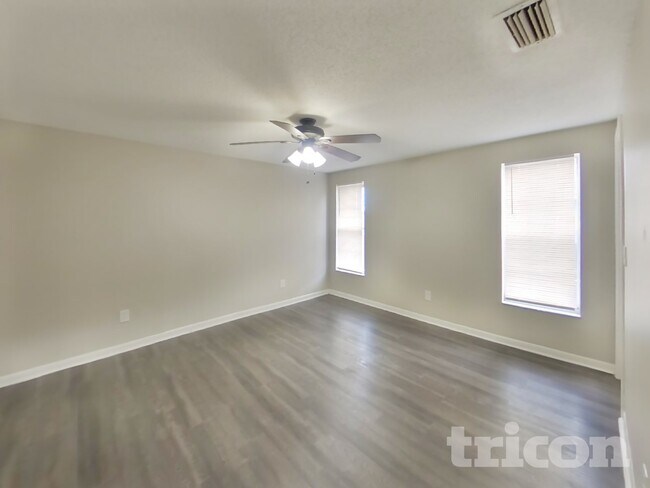 Building Photo - 1203 Seffner Valrico Rd