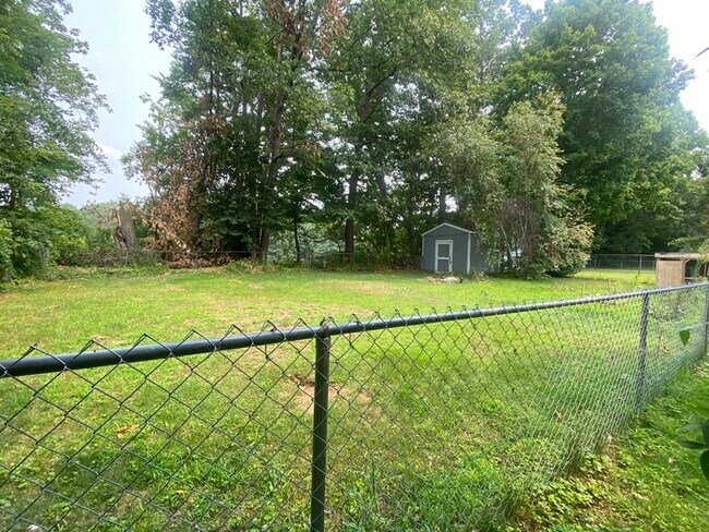 Building Photo - Beautiful 4 bedroom 1.5 bath located in th...