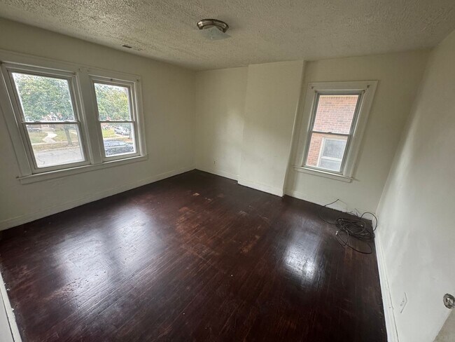Building Photo - 3 bed/ 1 Bath