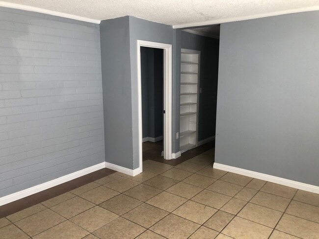 Building Photo - 447 E Merlayne Dr