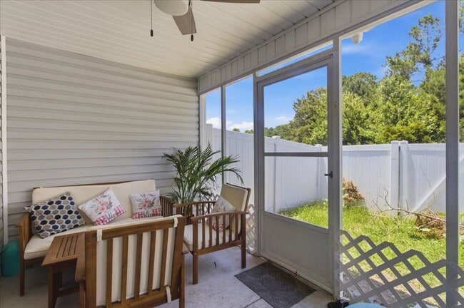 Building Photo - 2 Bed 2.5 Bath Townhome