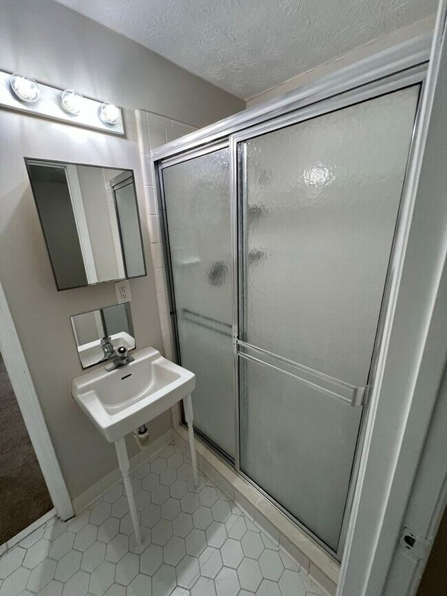 Building Photo - READY NOW!!!! 3 bed 2 bath!