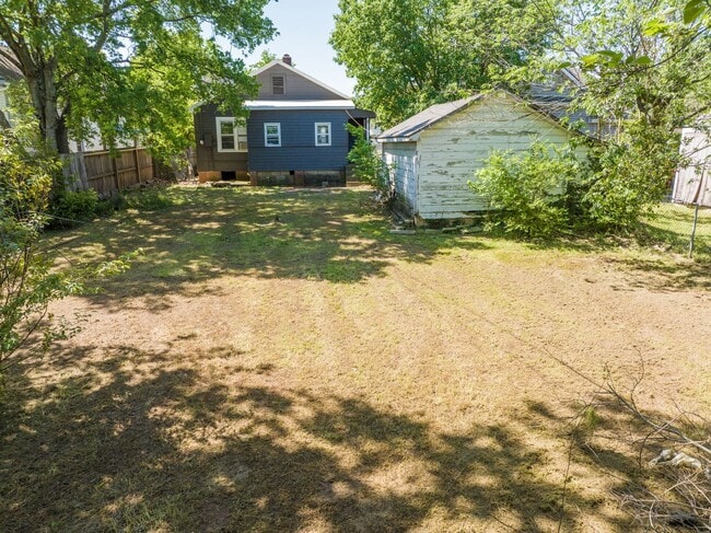 Building Photo - Freshly Updated 2 Bedroom House