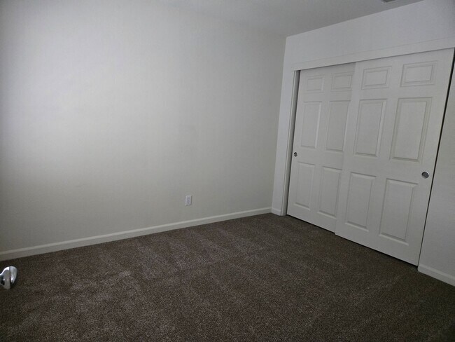 Building Photo - East Roseville - 3 Bdrm, 2 Bath located in...