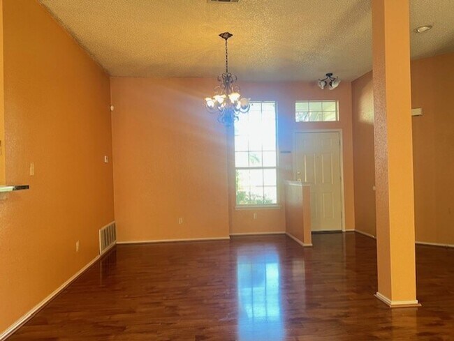 Building Photo - 2405 Creek Dr
