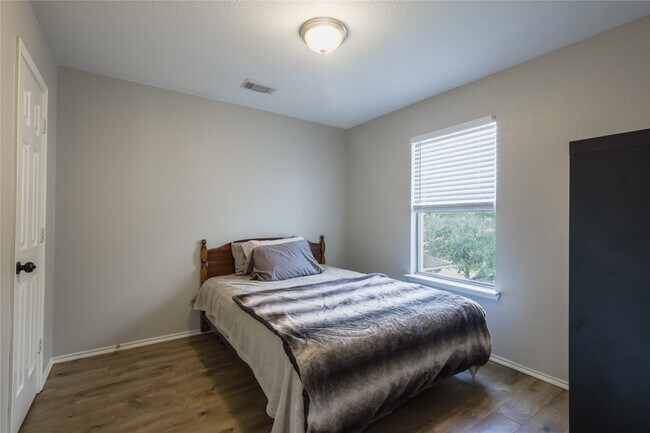 Building Photo - 21011 Emery Mills Ln