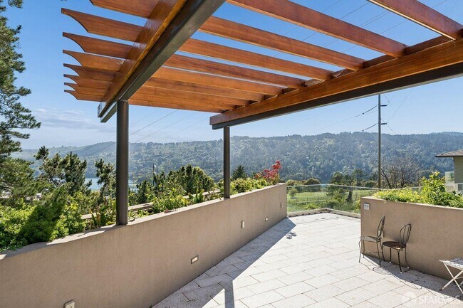 Building Photo - 1435 Lakeview Dr