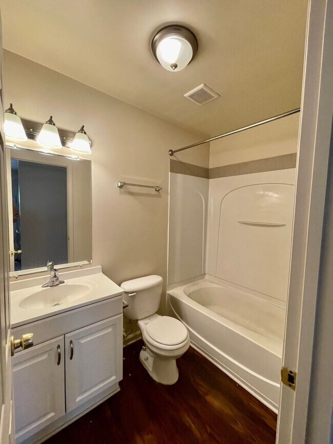 Building Photo - 1 Bedroom 1 Bath Duplex Cute and charming area in the heart of Huntersville... perfect for single...