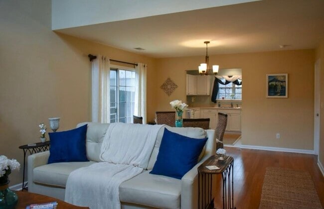 Building Photo - 1375 Water Edge Dr