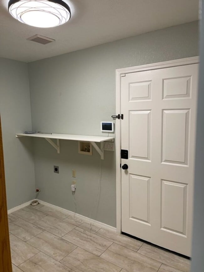 Building Photo - 3 Bedroom Located in Country Heights Subdivision!