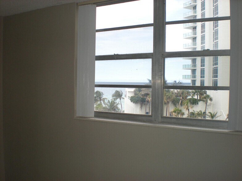 Building Photo - 3901 S Ocean Dr
