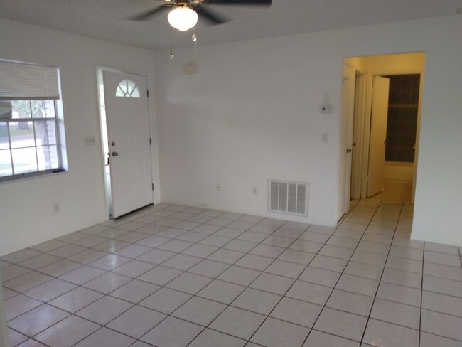 Building Photo - 2 bedroom 2 bathroom adorable house for rent