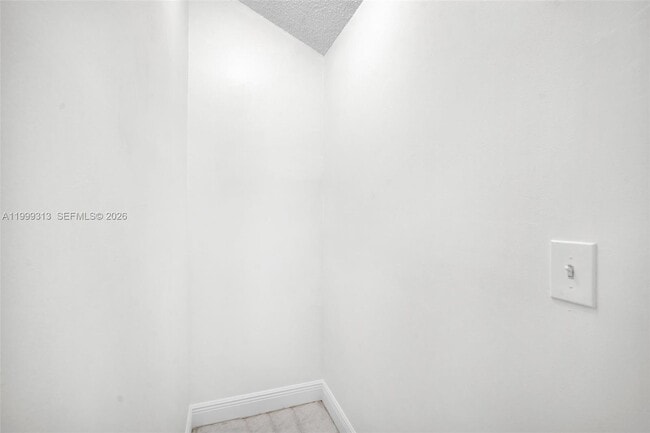 Building Photo - 685 W Park Dr