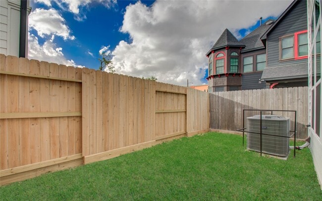 Building Photo - 3206 Live Oak St