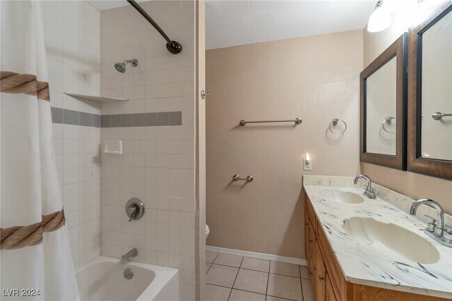 Building Photo - 3472 Townhouse Dr