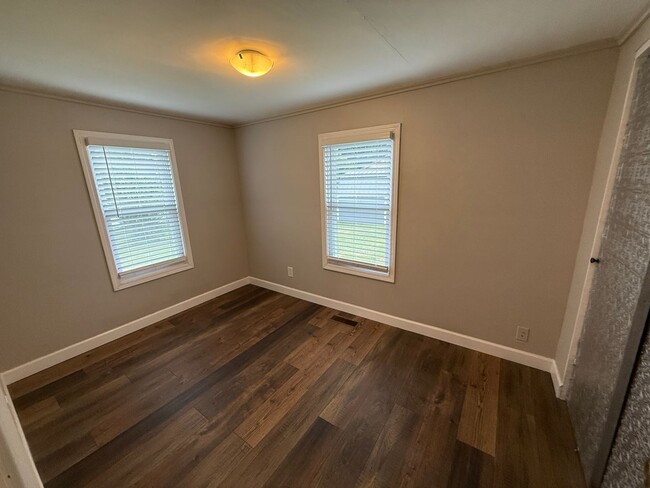 Building Photo - Charming Cape Cod Near Airport with Modern...