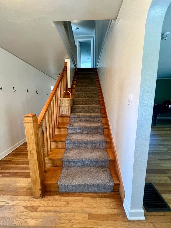 Building Photo - 4 Bedroom, 3.5 Bathroom Home - Located near Sky Lakes and Oregon Tech!