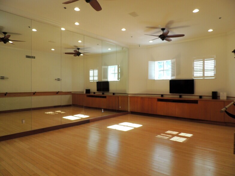 Building Photo - 3165 NE 184th St