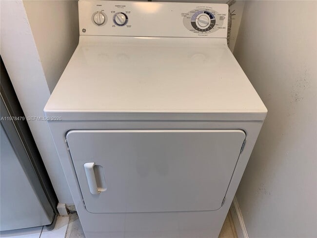 Building Photo - 570 S Park Rd