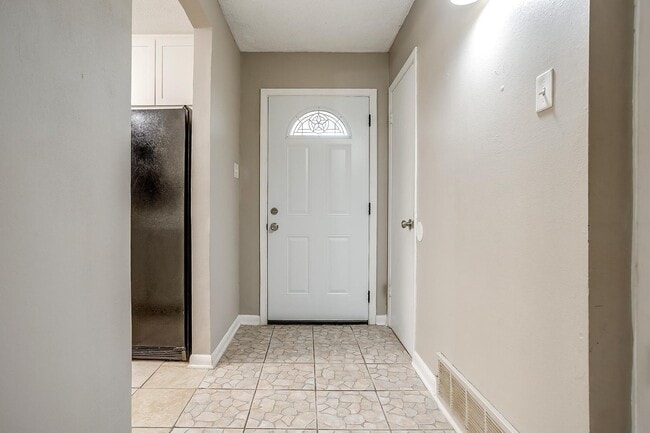 Building Photo - 3 bed 2 bath home is located in the Countr...