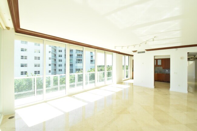 Building Photo - 1063 Hillsboro Mile