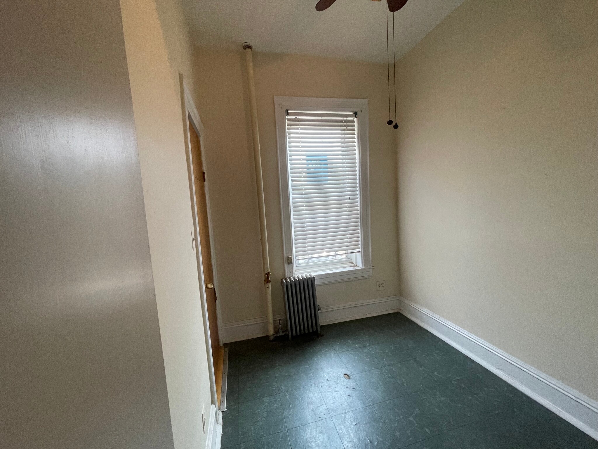 bedroom with private entrance - 98 Bristol St