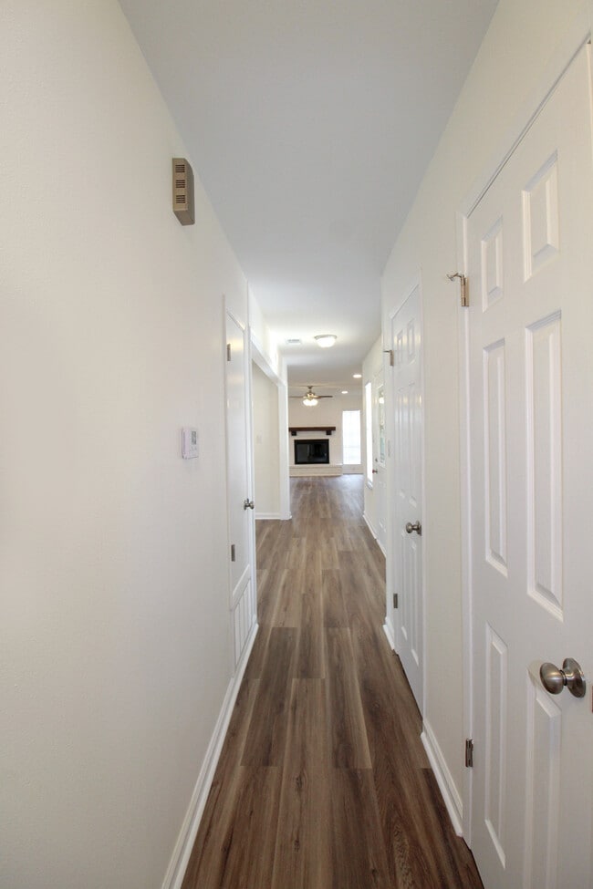 Building Photo - 5897 Somerset Dr