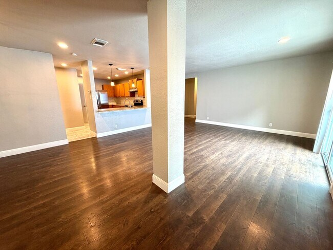 Building Photo - 3 bed 2 bath in Heritage Park