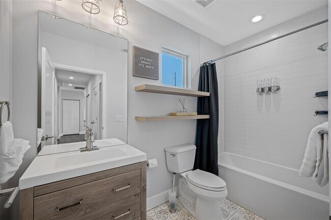 Building Photo - 902 W Plymouth St