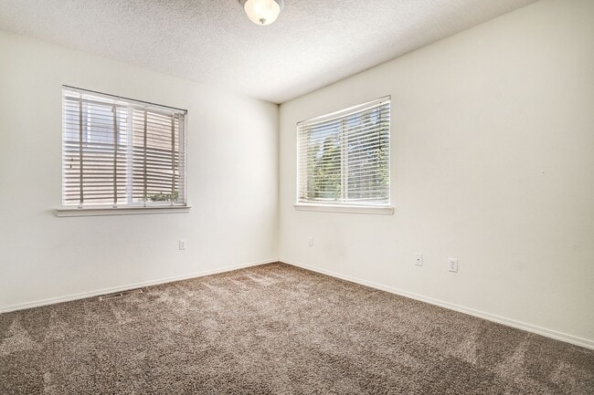 Building Photo - Oso Park Condo  3 Bedroom 2 !/2 Bath