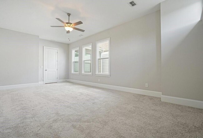 Building Photo - 123 Village Green Ave