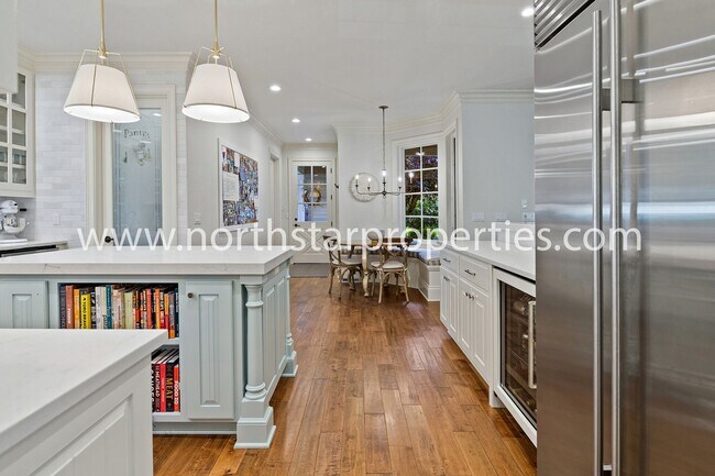 Building Photo - Custom Built Lake Oswego Home Near Lakerid...