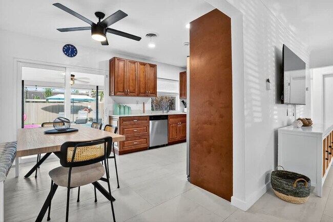 Building Photo - 5760 NE 18th Ave