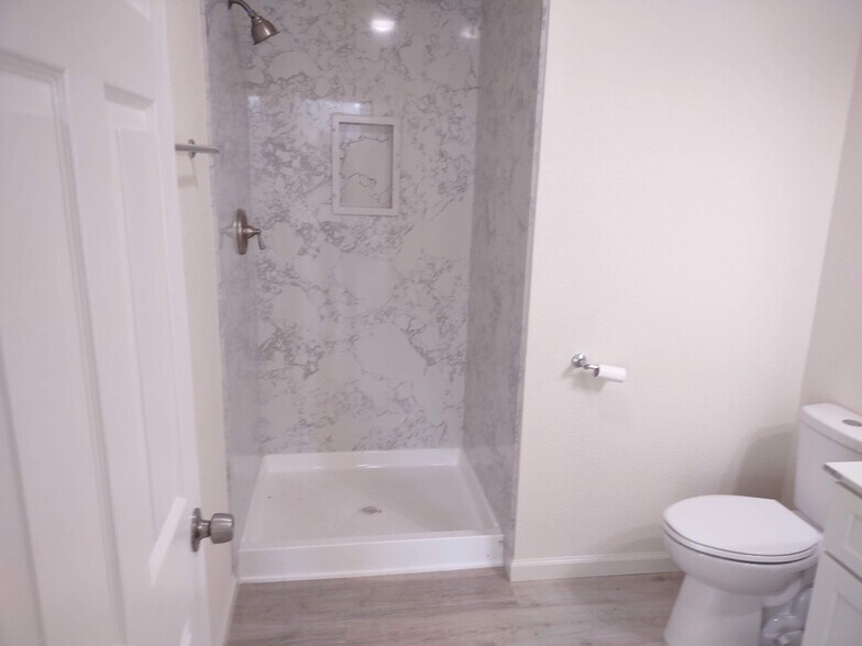 Bathroom shower - 401 Green St