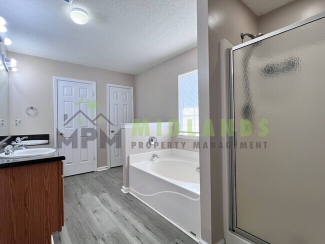 Building Photo - 523 Whitewater Dr