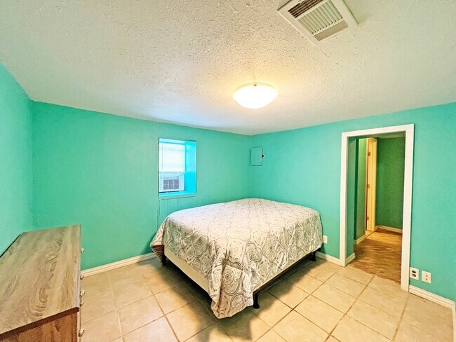 Building Photo - 1102 W Brown St