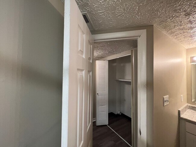 Building Photo - Spacious One Bedroom Apartment with W/D Connection!