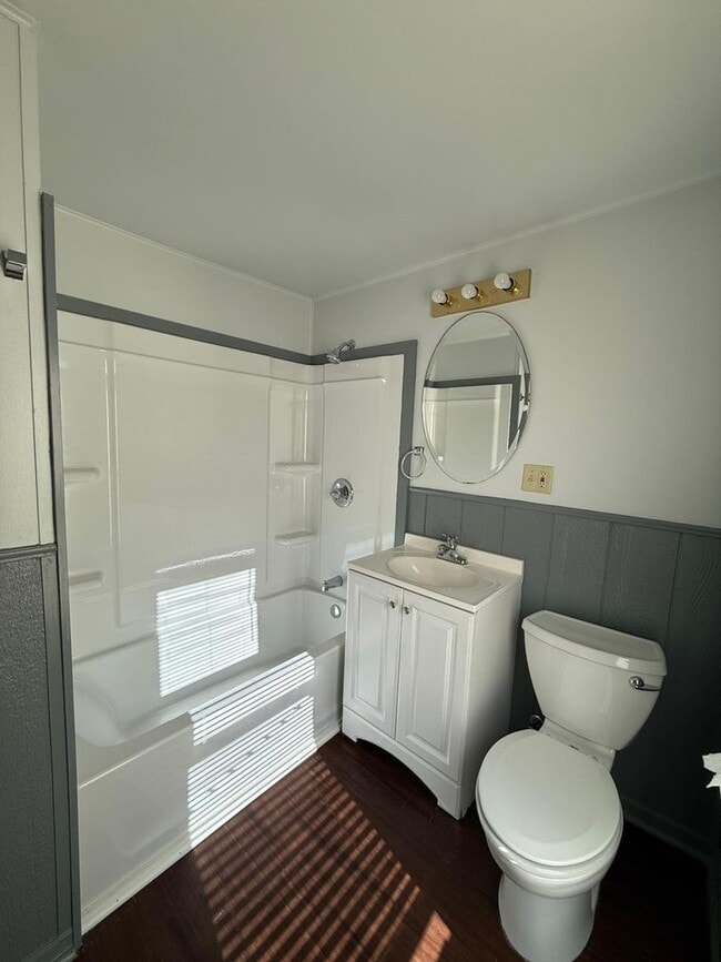 Building Photo - Nicely updated and spacious 3 bedroom hous...