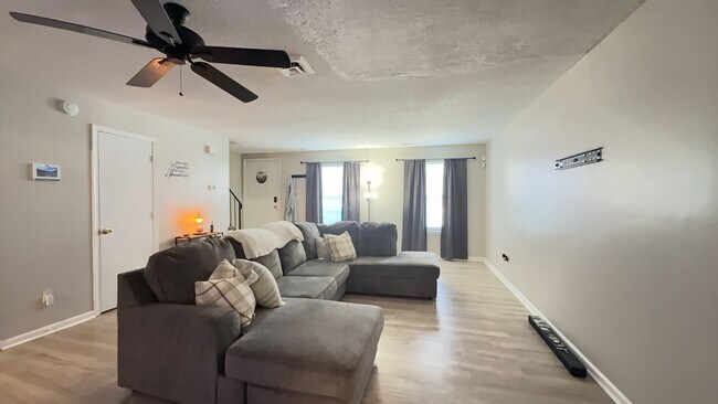 Building Photo - Beautiful 3BR Townhome in Gated Kings Square Community