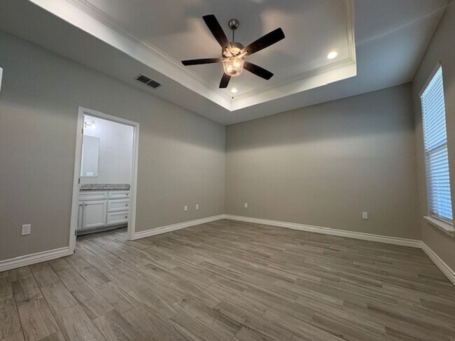 Building Photo - DCR602