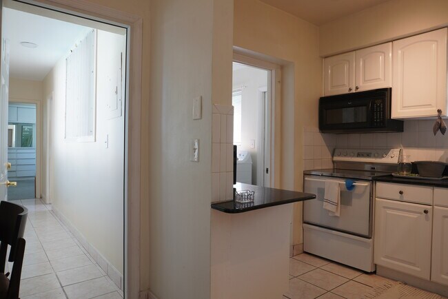 Building Photo - 10911 NE 9th Ct