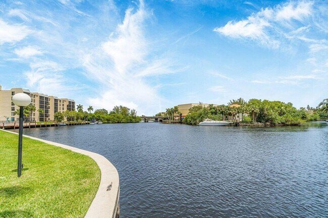 Building Photo - 8 Royal Palm Way