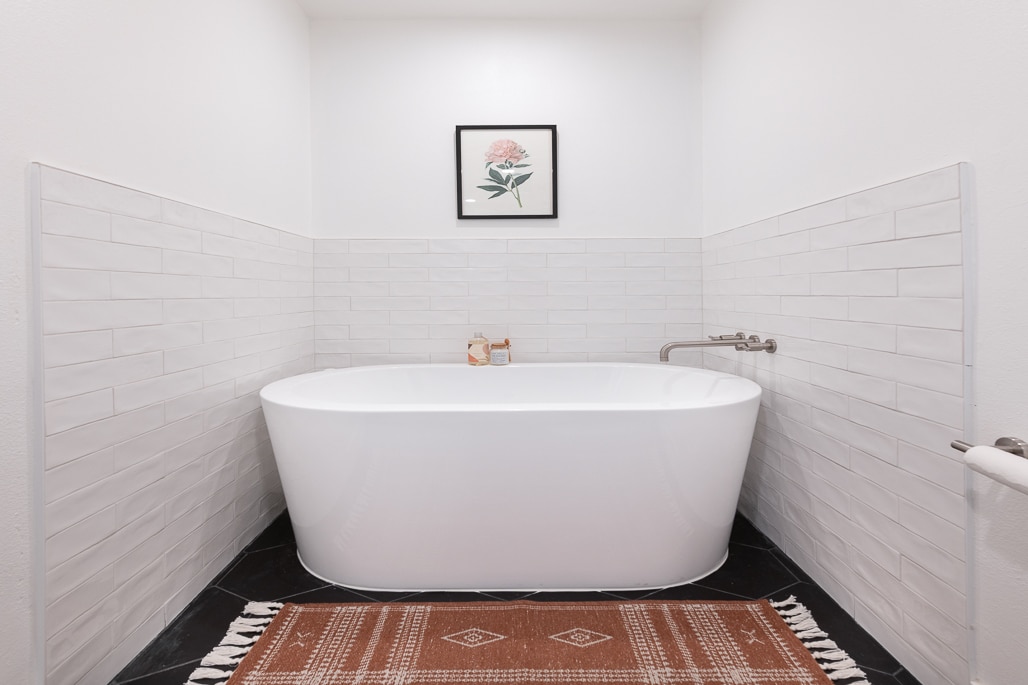 Soaking Tub in Primary - 839 Larrabee St