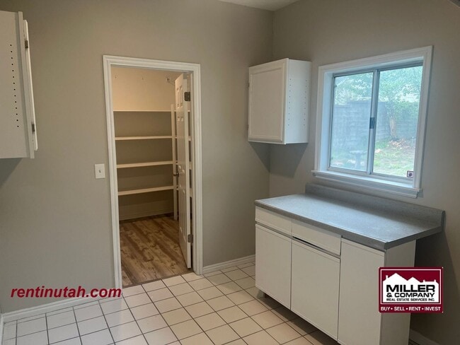 Building Photo - Beautiful newly remodeled home in Sandy Fo...