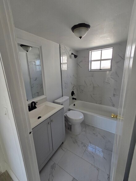 Building Photo - 325 W 18th St