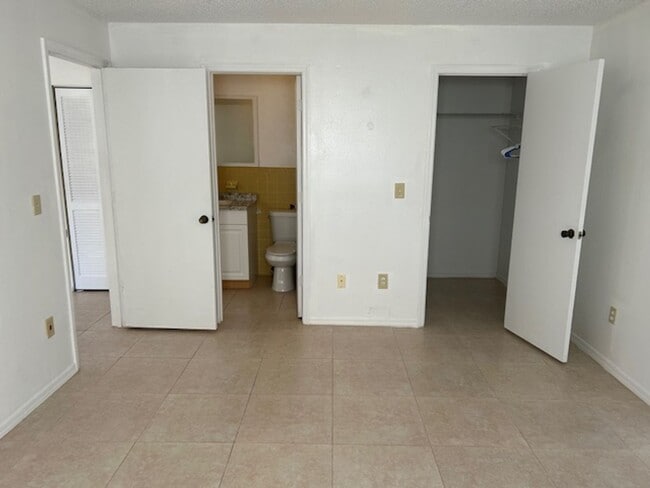 Building Photo - Well maintained 1/1 in a 55+ community