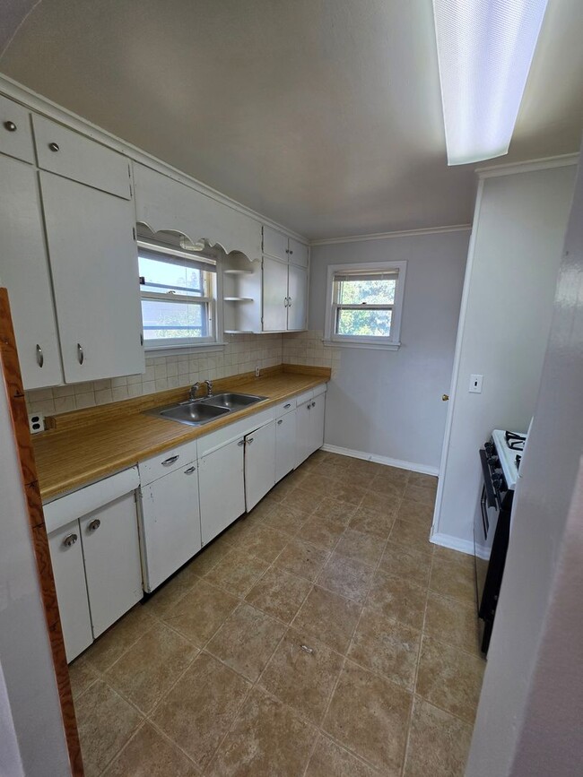 Building Photo - 1021 Dilger Ave