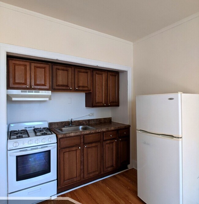 Building Photo - 3335 W Diversey Ave